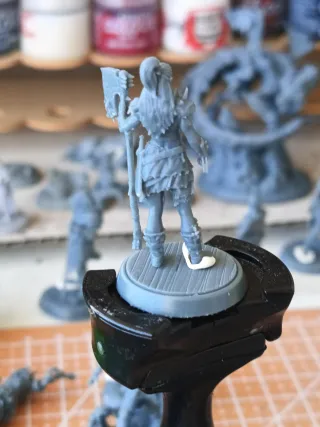 Miniatura D&D 32mm Guerriera con Ascia