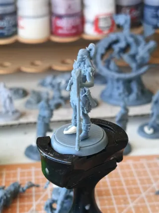 Miniatura D&D 32mm Guerriera con Ascia