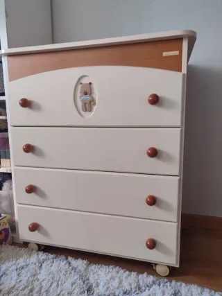 Cómoda infantil Micuna con ruedas