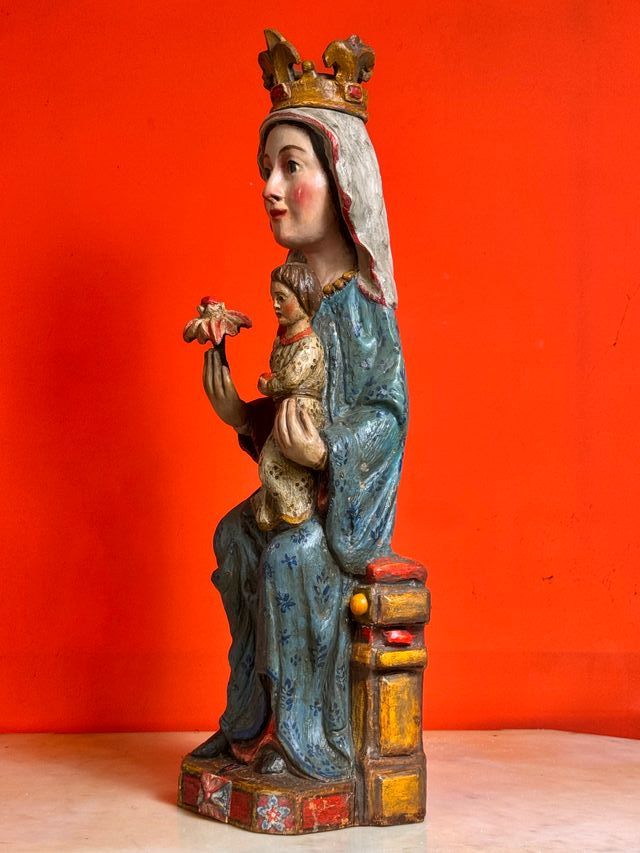 Scultura in stile romanico della Vergine con Bambino, secolo XX