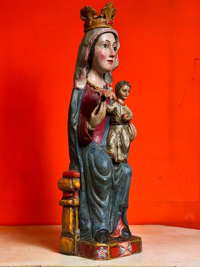 Scultura in stile romanico della Vergine con Bambino, secolo XX