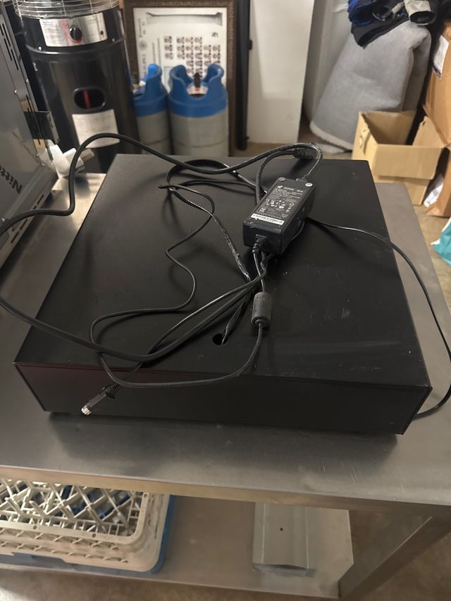 Cajón portamonedas con enchufe