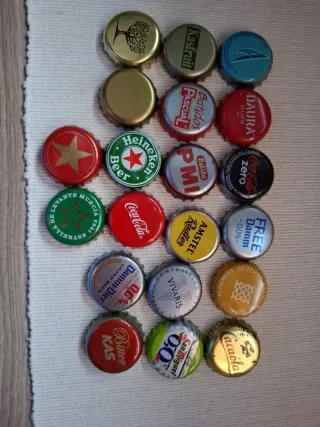 Collezione di tappi di bottiglie di varie bevande