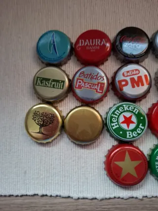 Collezione di tappi di bottiglie di varie bevande