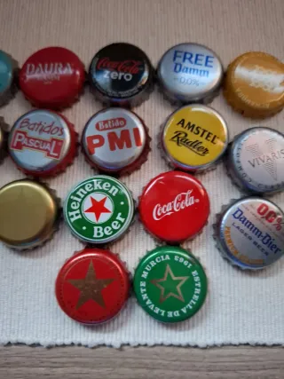 Collezione di tappi di bottiglie di varie bevande