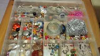 Lote abalorios bisutería multicolor y plata