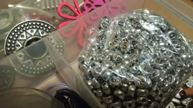 Lote abalorios bisutería multicolor y plata