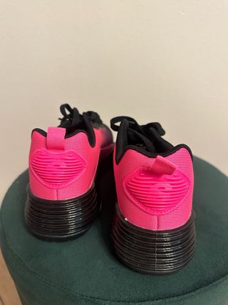 Scarpe da ginnastica nere e fucsia