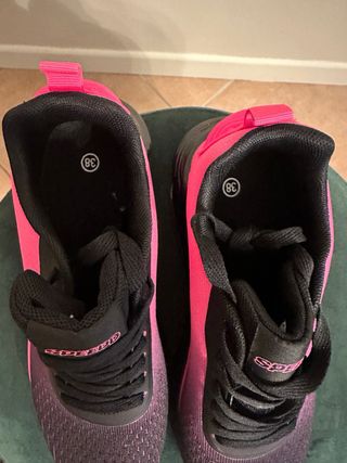 Scarpe da ginnastica nere e fucsia