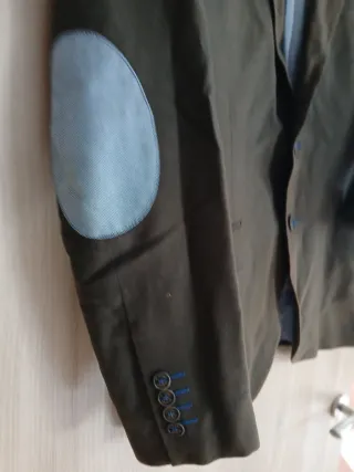 Americana hombre verde/gris con parches