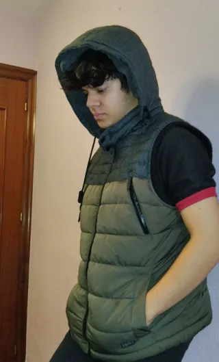 Chaleco acolchado Bershka capucha