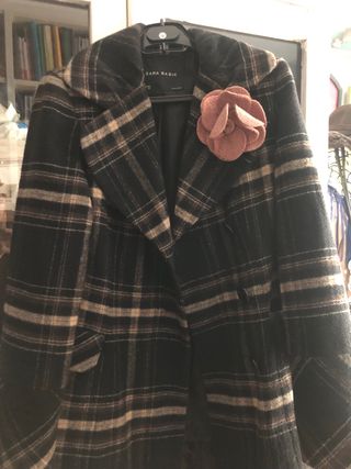 Abrigo Zara Basic cuadros beige y negro Talla S