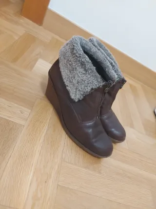 Botines cuña marrones con pelo