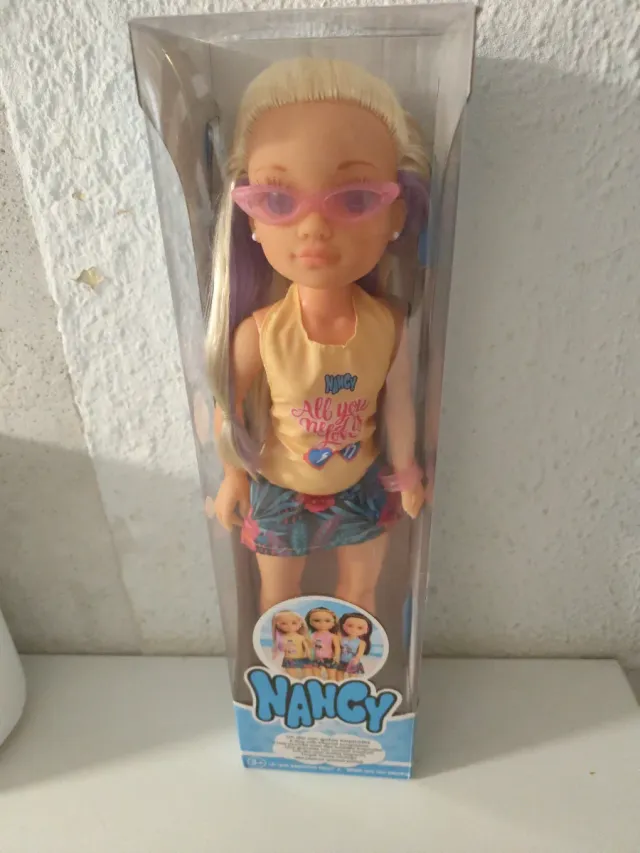 Bambola Nancy con occhiali e gonna tropicale