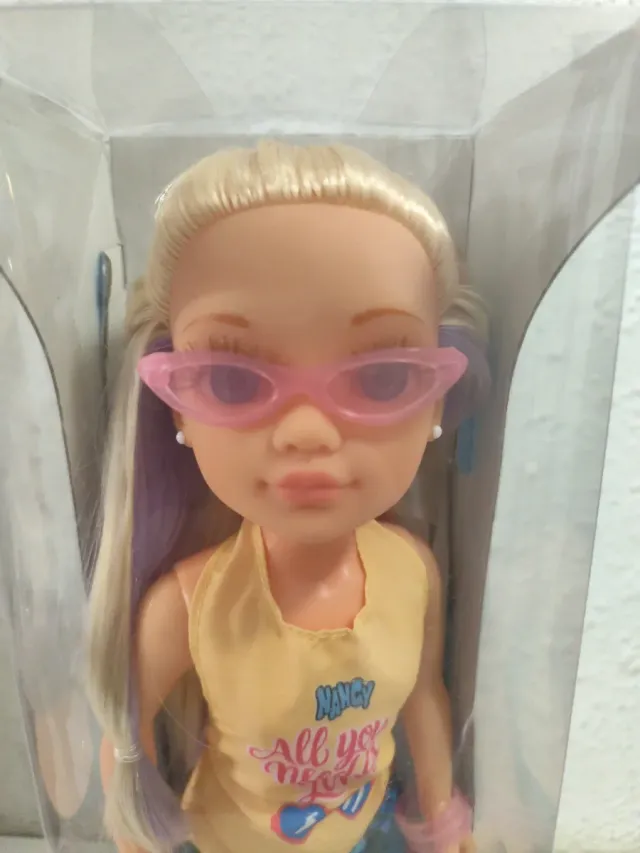 Bambola Nancy con occhiali e gonna tropicale