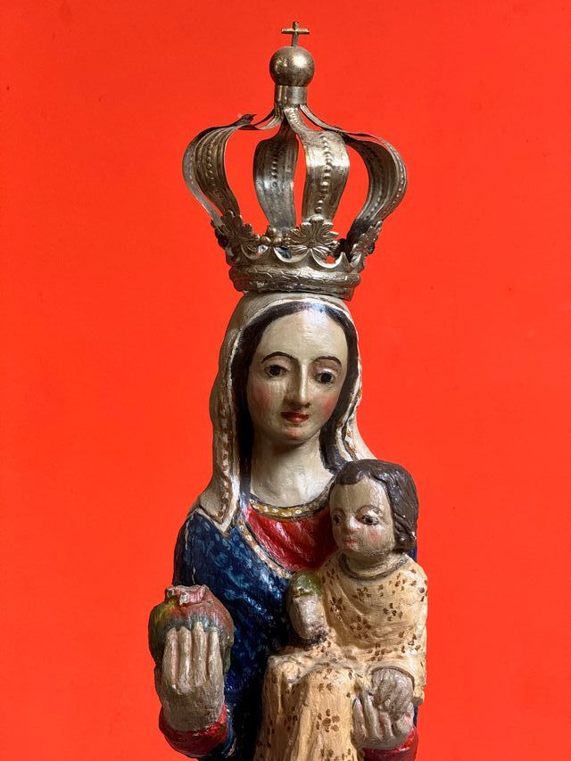 Scultura della Vergine Maria con il Bambino Gesù in stile romanico del XX secolo