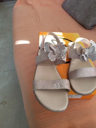 Sandalias niña doradas y plateadas