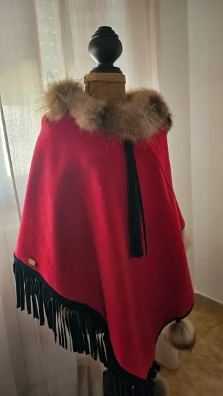 Capa roja con flecos y pelo