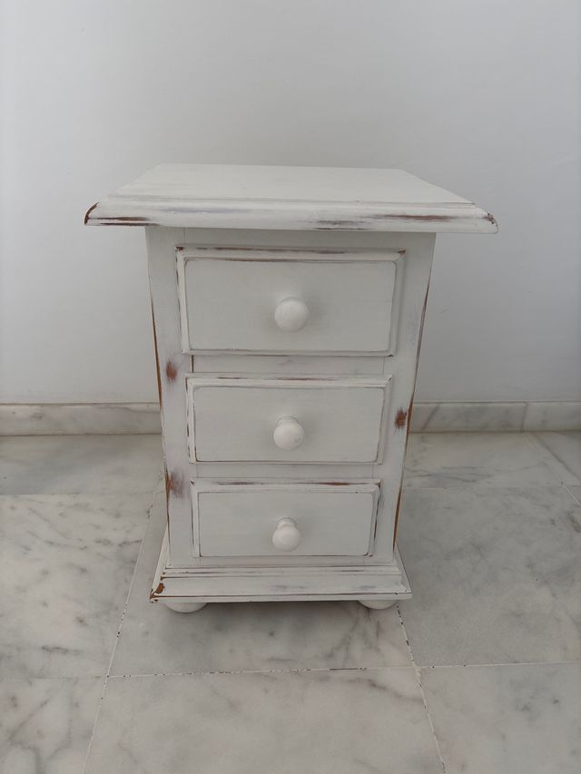 Mesita de noche de madera blanca