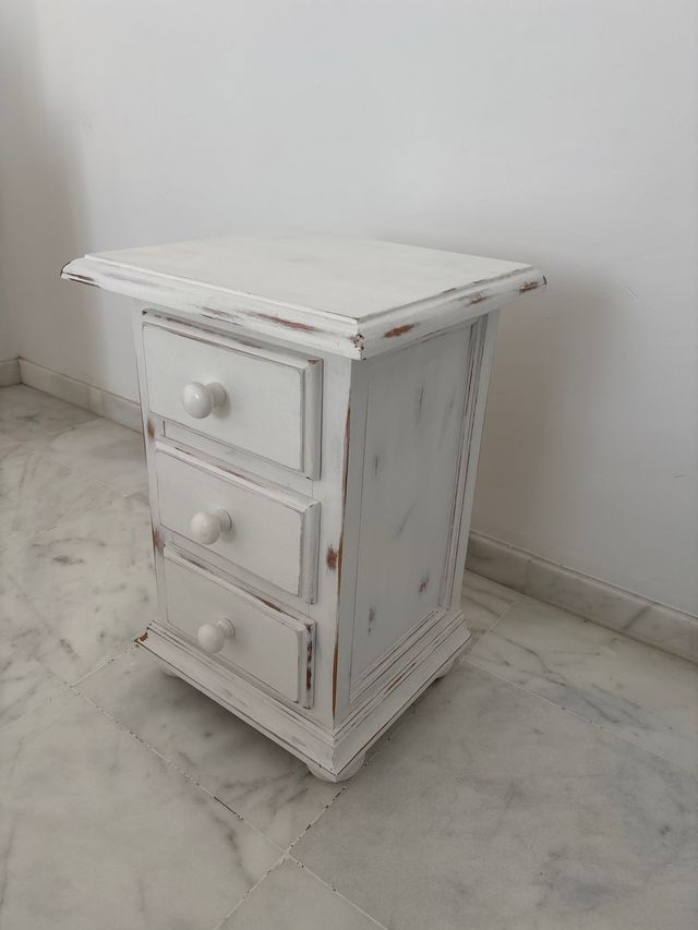 Mesita de noche de madera blanca
