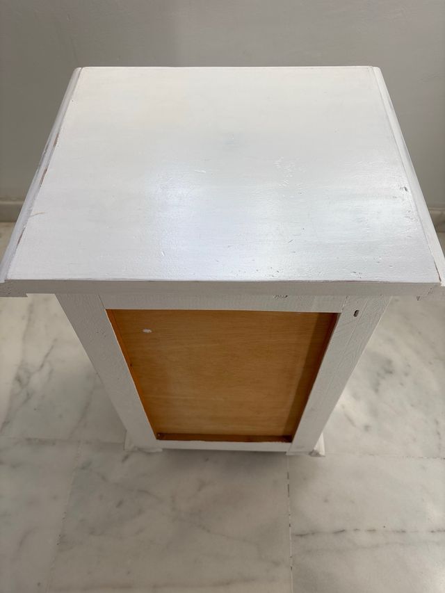 Mesita de noche de madera blanca