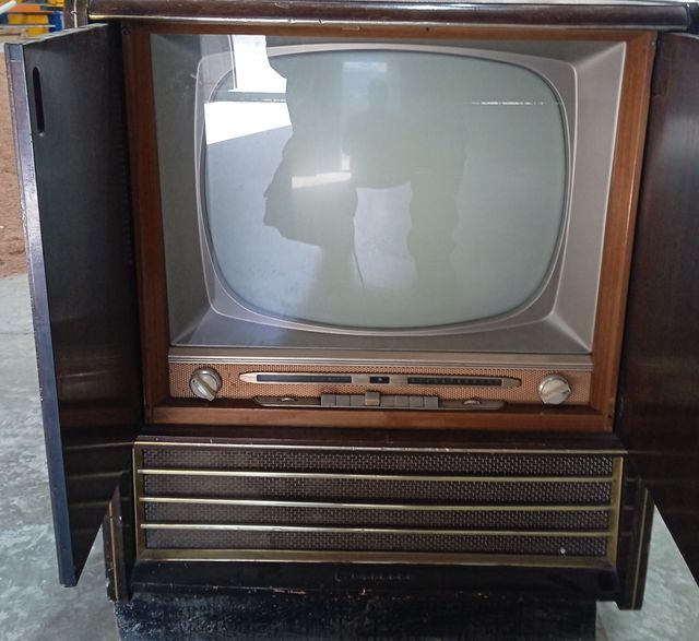 Televisor Antiguo Mueble Madera