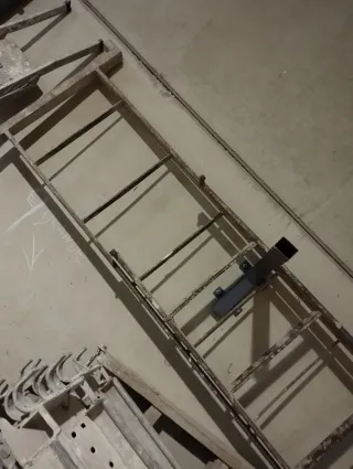 Escalera metálica industrial