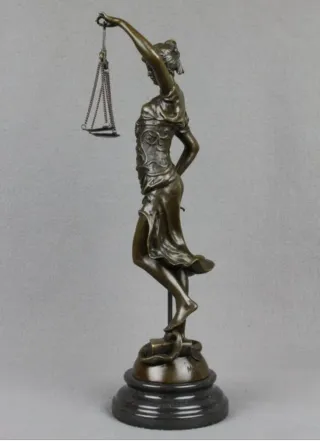 Figura de bronce, La Justicia