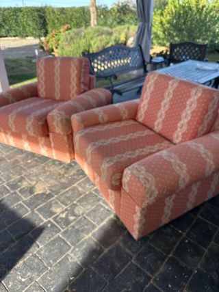 2 sillones de tela color rosa y beige.