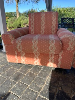 2 sillones de tela color rosa y beige.