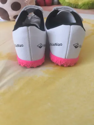 Botas de fútbol infantiles rosa y negro