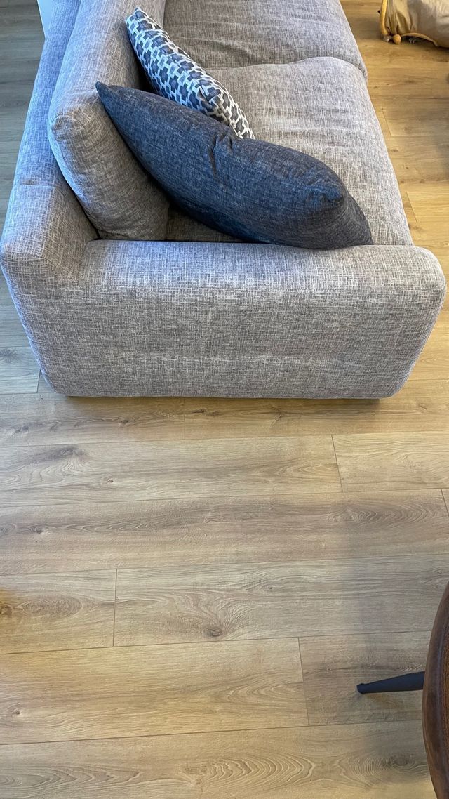 Sofá de tela gris y multicolor