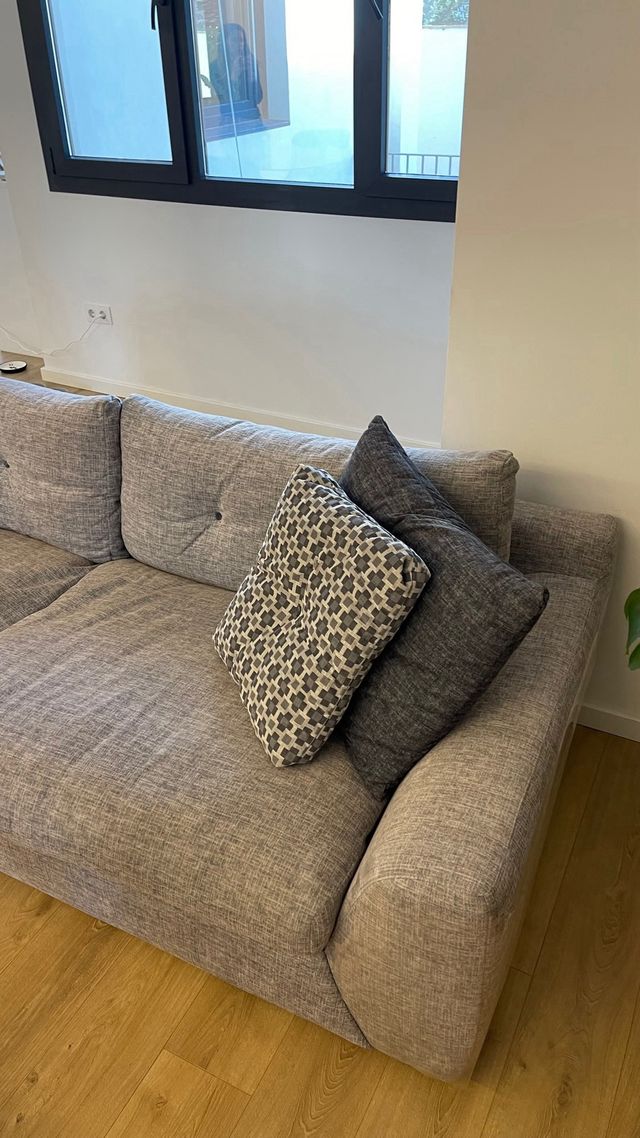 Sofá de tela gris y multicolor