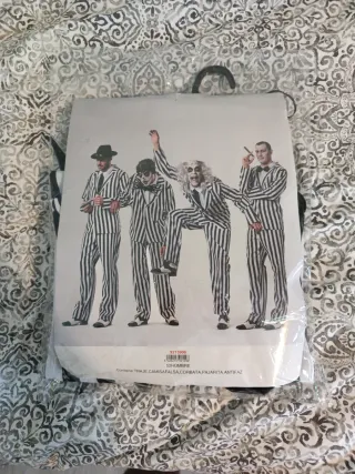 Disfraz Traje Rayas Blanco y Negro con accesorios.