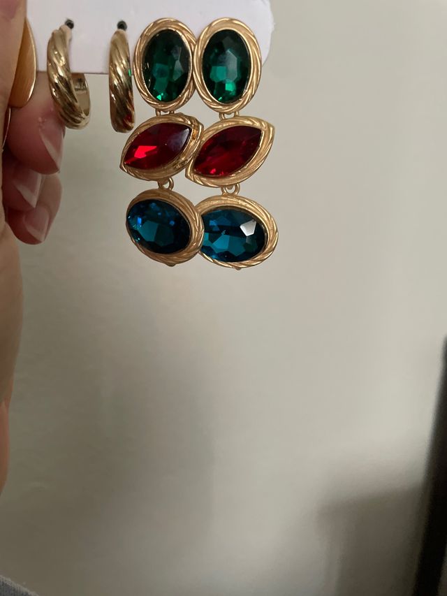 Pendientes dorados con piedras verdes, rojas y azu