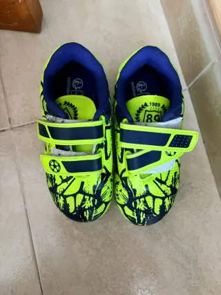 Botines de fútbol niño talla 28