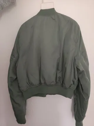 Cazadora bomber Pull&Bear verde