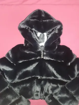 Pelliccia sintetica con cappuccio