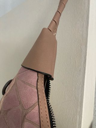 Bolso rosa con textura geométrica