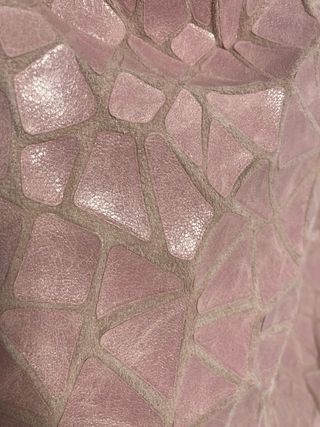Bolso rosa con textura geométrica