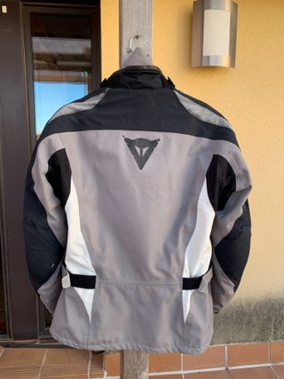 Jaqueta moto Dainese per a tot l’any + proteccions