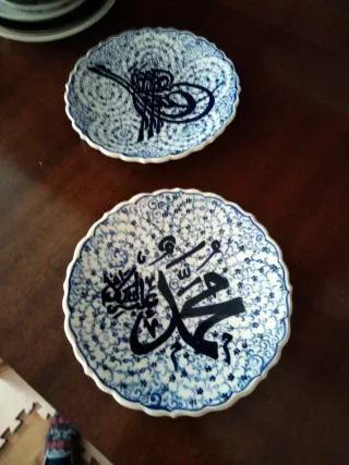 Piatti decorativi blu e bianchi