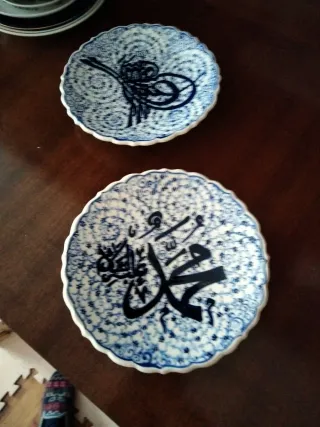 Piatti decorativi blu e bianchi