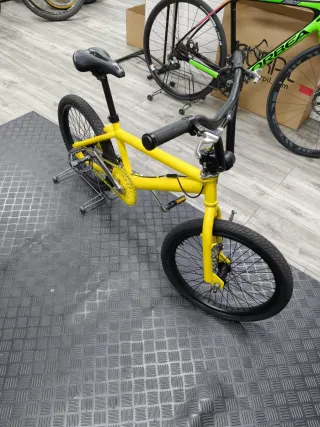 Bicicleta BMX Amarilla