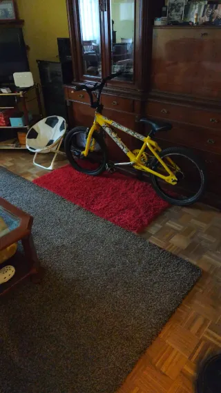 Bicicleta BMX Amarilla