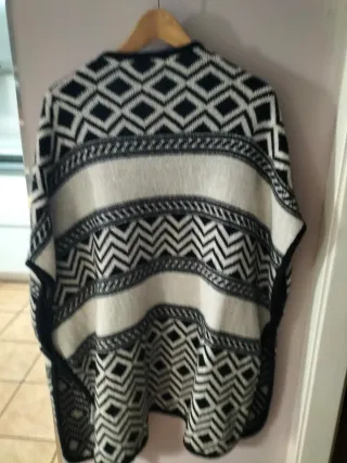 Capa tejida geométrica blanca y negra talla m/l