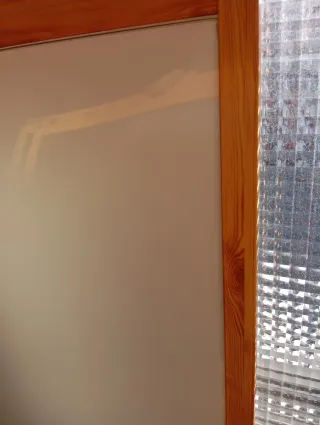 Mampara de bañera de madera y cristal