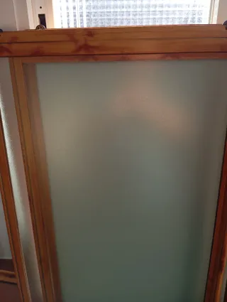 Mampara de bañera de madera y cristal