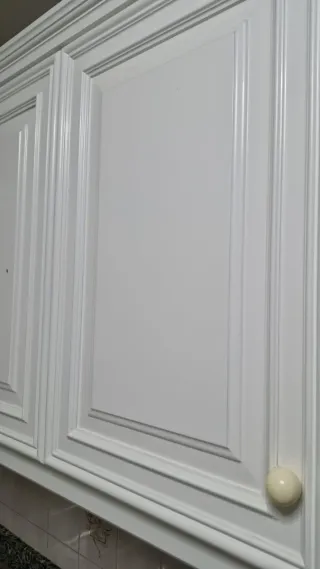 Muebles de cocina blancos y grises