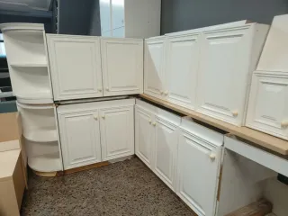 Muebles de cocina blancos y grises